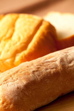 Tahta masada taze pişmiş ekmek..