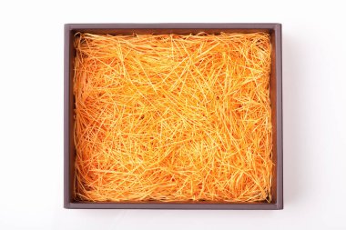 Beyaz zemin üzerinde çiğ makarna olan kutu