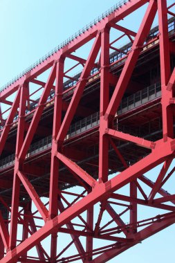 Nehrin üzerindeki kırmızı köprü