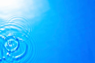 Su yüzeyinde daireler