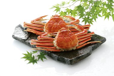 Taş tahtada Japon yengeçleri 