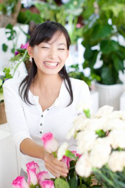 Çiçekçide güzel bir Japon kadın.