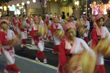 Japonya 'daki Hanagasa Festivali' nde güzel dansçılar sahne alacak.