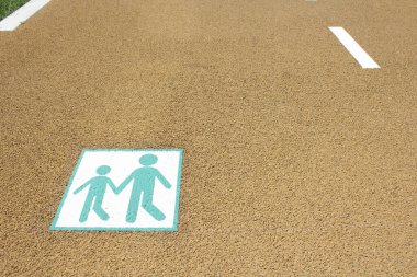 Çocuklar sokak tabelasında yürür