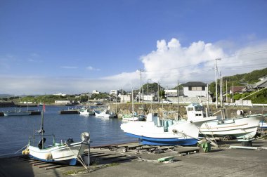 Limandaki rıhtımda tekneler