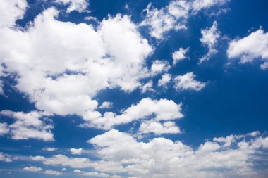 Beyaz bulutlar ve mavi gökyüzü arkaplanı