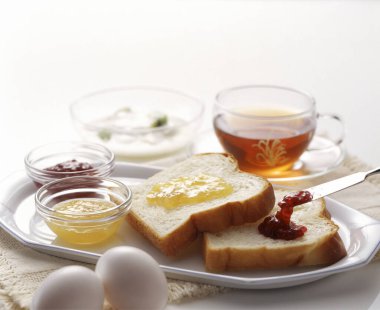 Ekmek, çay, yumurta ve reçelli kahvaltı