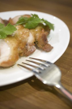 Klasik Asya tarifi bir yemek salonunda servis edilir ve yakalanır.