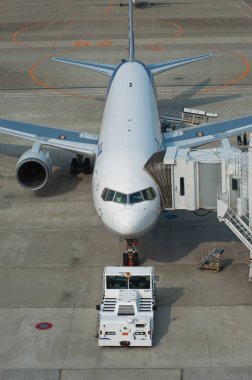 modern uçak ve yolcu jeti arka planda