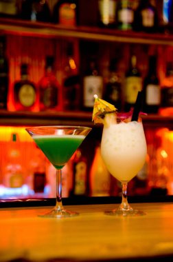 Bar tezgahında iki bardaklı kokteylin yakın plan görüntüsü.