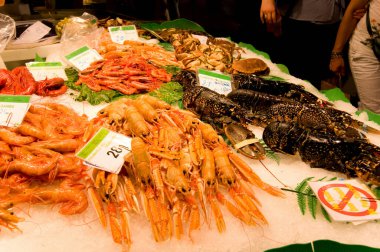 Pazarda satılık taze karides ve ıstakoz.