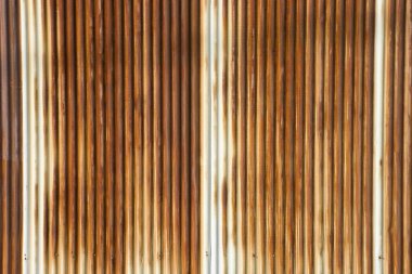 Dikey ahşap rayları olan eski kahverengi yüzey