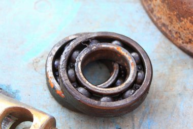 Mavi yüzeyde dinlenen paslı kırık bilye