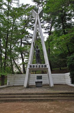 Summer Park 'ta gündüz vakti heykel manzarası. Sanat Nesnesiyle Japon Bahçesi 