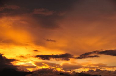 Günbatımı gökyüzü. Gün batımında dramatik bulutlar.