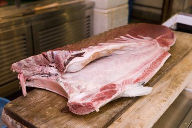 Pazarda taze çiğ balık