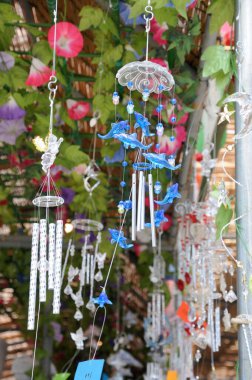 Arka planda güzel Japon rüzgâr çanları