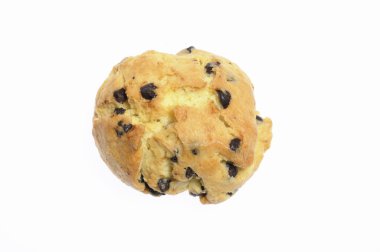 Beyaz arka planda izole edilmiş çikolata parçacıklı kurabiyeler.