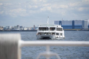 Yokohama, Japonya 'nın sularındaki gemi.