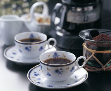 Kahve fincanları masanın üstünde. Sabah kahvesi. seçici odak