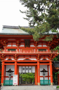 Güzel antik Japon tapınağı mimarisinin manzaralı bir resmi.