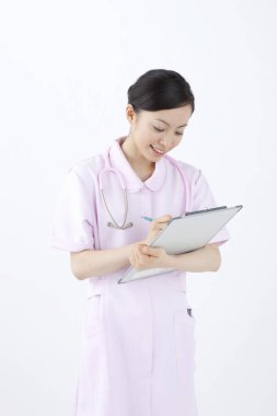 Beyaz arka planda panosu olan Asyalı kadın doktor. 