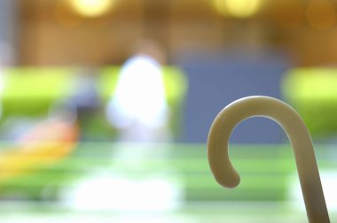 yakın - beyaz seramik bardak kulpu bulanık arkaplan üzerinde 