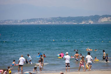 Japonya Hayama 'da turistlerin olduğu Morito Plajı