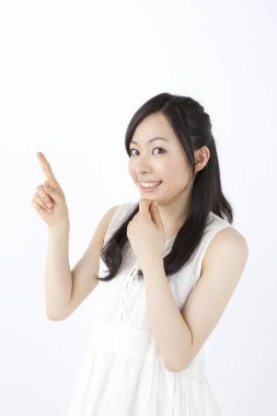 Beyaz arka plan üzerinde izole güzel genç Asyalı kadın portresi