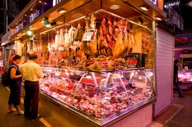 İspanya 'nın Barselona kentindeki La Boqueria Market' teki et tezgahındaki müşteriler