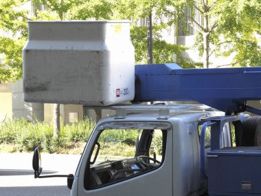 Mavi vinç kaldırma konteynırıyla donatılmış kamyon