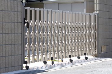 Benzersiz desenlere ve dokulara sahip metal kapı tasarımı