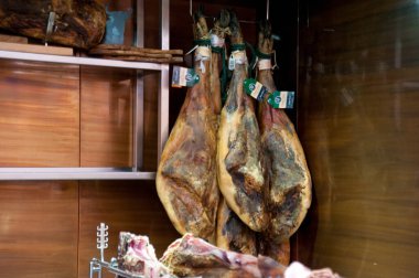 Haşlanmış etleri vitrine asmak