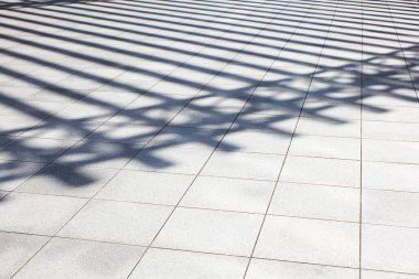 Güneşli bir günde kaldırımın gölgeleri