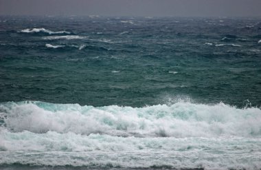 Fırtına bulutları ve dalgalar denizlerde, doğal deniz manzarası