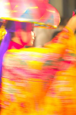 Festivaldeki bulanık dansçı kadın. Yakın çekim. 