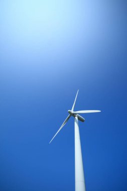 Mavi gökyüzü arkaplanlı rüzgar türbini