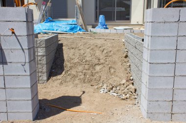 Güneşli bir günde yeni ev inşaatı 