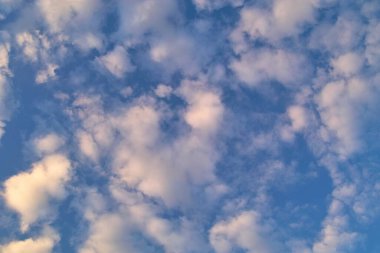 Bulutlarla güzel gün batımı gökyüzü. Doğa arka planı