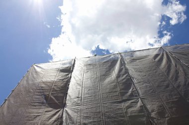 Evin çatısının ve mavi gökyüzünün inşaatı 