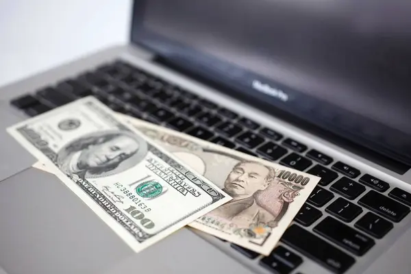 Uma Pilha Dinheiro Cima Laptop Fundo Close — Fotografia de Stock