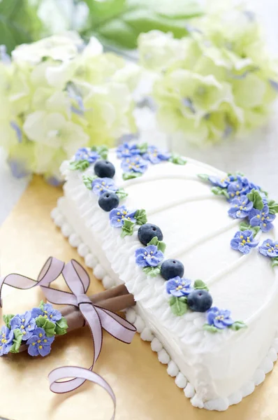 Beau Gâteau Mariage Avec Des Baies Des Fleurs — Photo