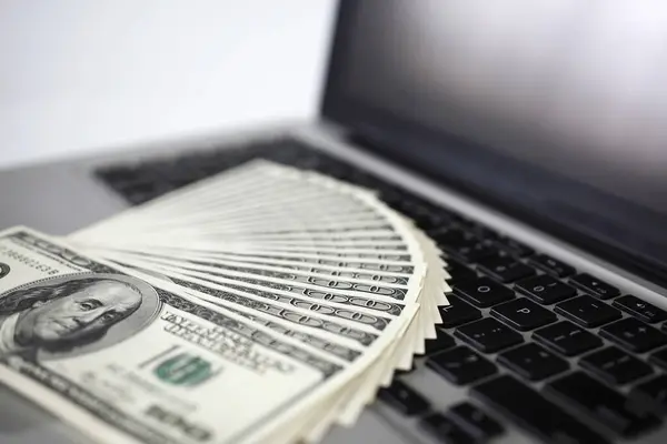 Dólares Dinheiro Cima Laptop Fundo Close — Fotografia de Stock