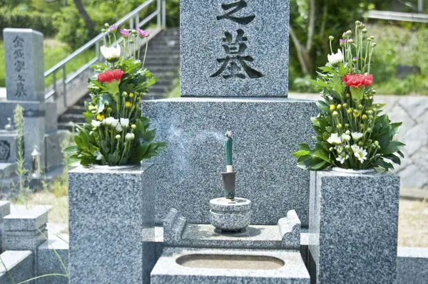 Vacker Gammal Kyrkogård Med Gravar Sommaren Japan — Stockfoto