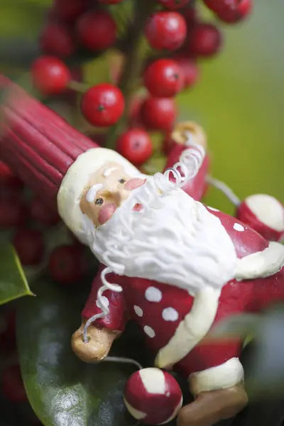 Süße Weihnachtsmänner Und Stechpalmen — Stockfoto