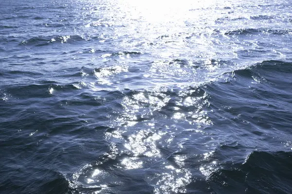 Блакитна Вода Поверхня Сонце Фоні Природи — стокове фото