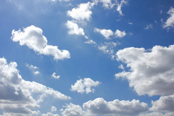 Gyönyörű Fehér Felhők Kék Égen — Stock Fotó