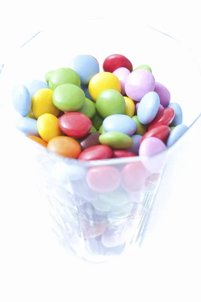 Farbige Bonbons Auf Weißem Hintergrund — Stockfoto