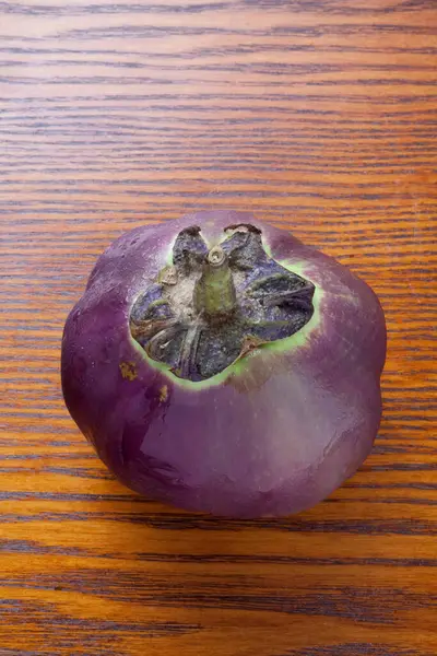 Homegrown Kamo Nasu Eggplant Träbord — Stockfoto