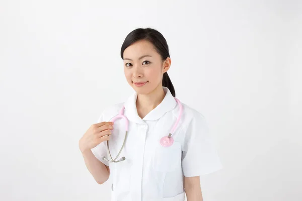 Asiatische Krankenschwester Mit Stethoskop Auf Weißem Hintergrund — Stockfoto
